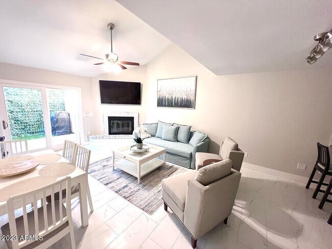 Building Photo - 906 S Lola Ln