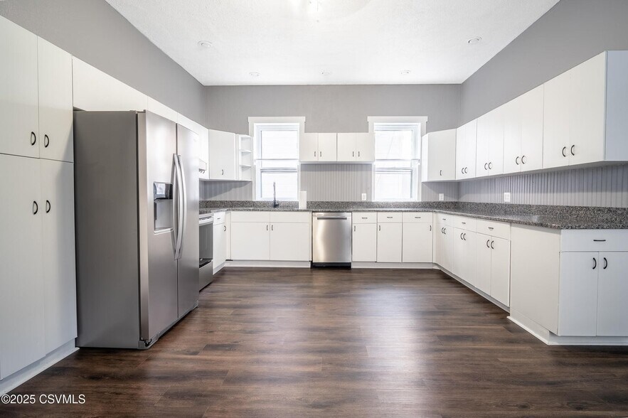 Building Photo - 934 Grand St