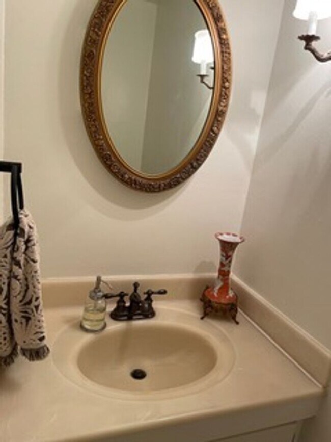 Building Photo - 3BD/2.5BA End Unit Townhouse in Hilltop Area!!