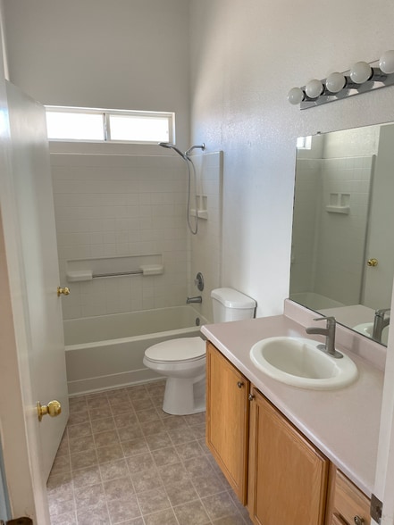 Building Photo - 4749 Kelly Way NE