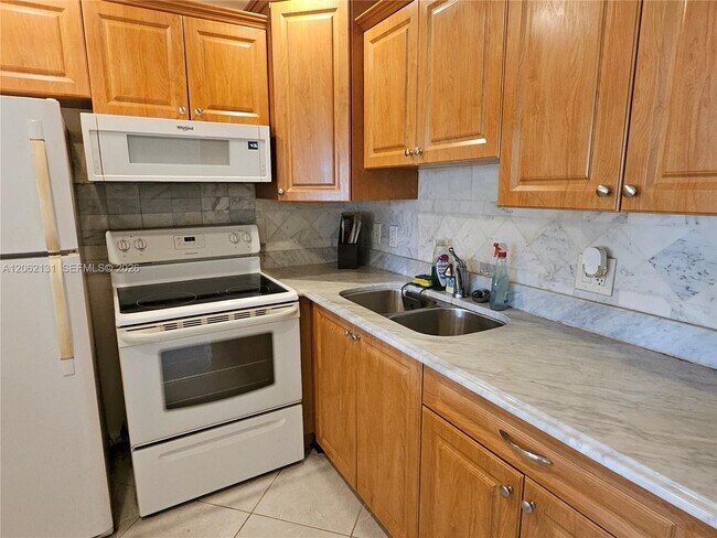 Building Photo - 559 Mansfield M