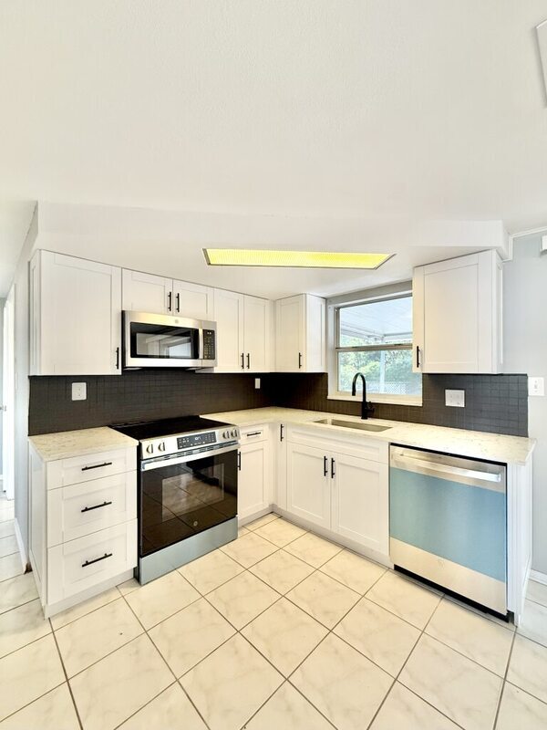 Building Photo - 1300 Classic Dr