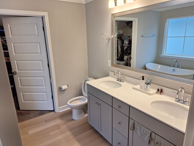 Building Photo - Beautiful Five Bedroom Home Located in Northeast Columbia!