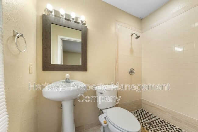 Building Photo - 138 Dora St