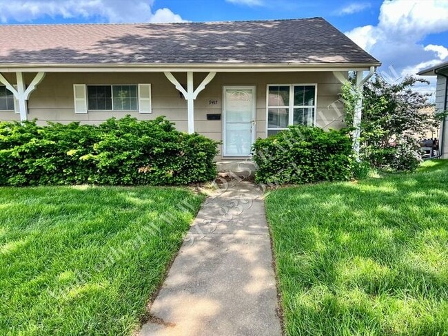 Building Photo - Awesome 2 Bedroom Duplex in Overland Park-...