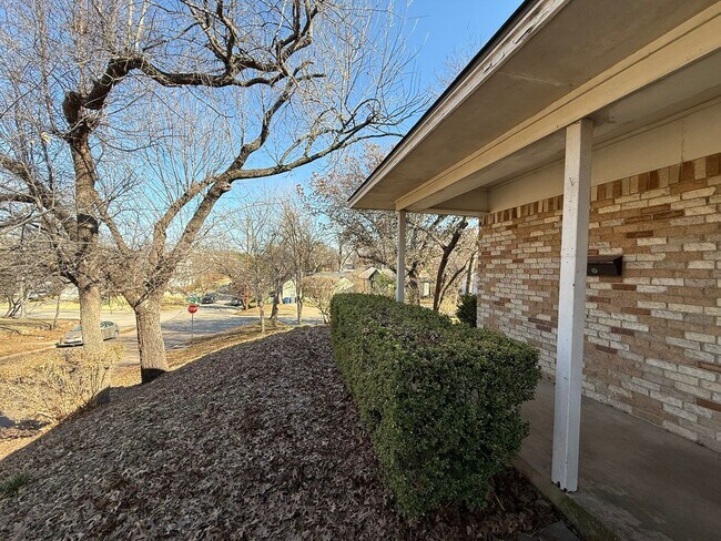 Building Photo - 1139-1139 Haines Ave