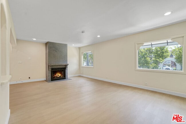 Building Photo - 209 N Doheny Dr