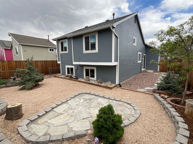 Building Photo - 3 Bedroom Home Available Near E Woodmen Rd...