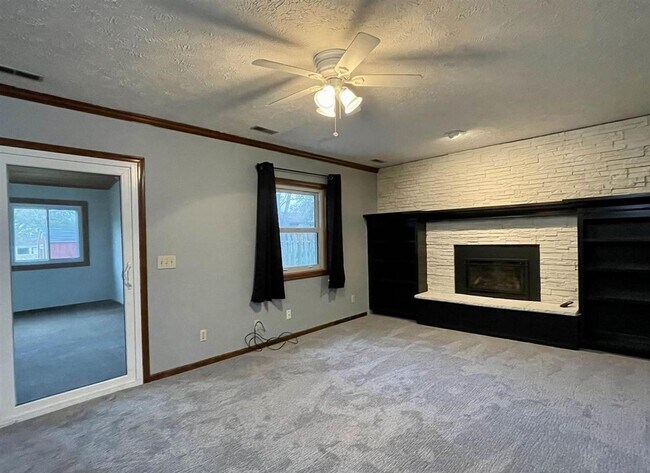 Building Photo - Spacious Tri-Level Home With Modern Upgrad...