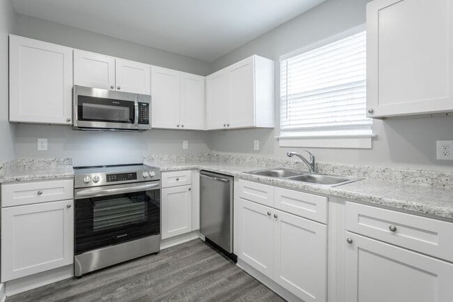 Building Photo - 5 Meadowbrook Dr W