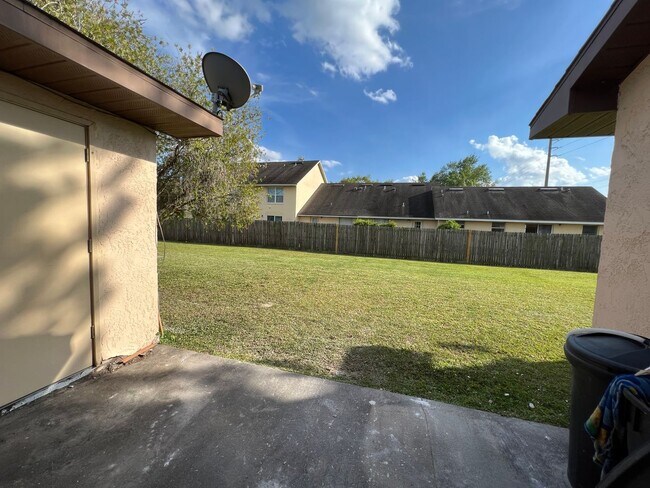 Building Photo - Updated & Remodeled 2/2 Townhouse in Kissimmee