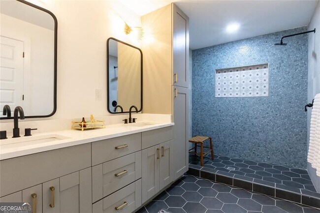 Building Photo - 2749 Memorial Dr SE