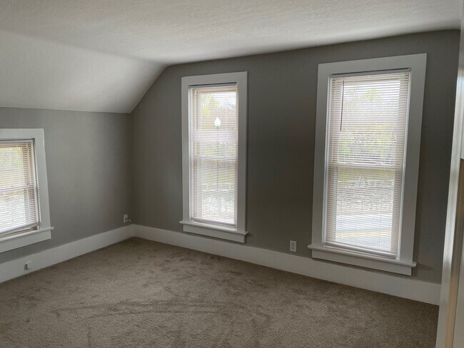 Building Photo - Charming 2-Bed, 1.5-Bath Single family hom...