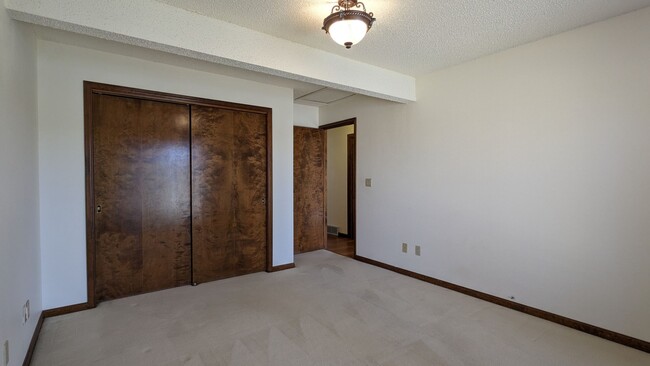 Building Photo - Beautiful 5 Bed, 3.25 Bath Broadmoor Home!
