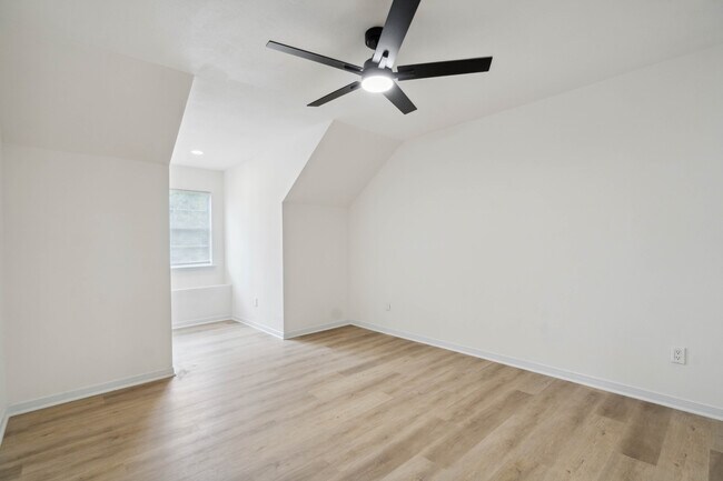 Building Photo - 5847 Southington St