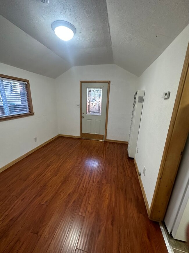 Building Photo - Cute pet friendly studio cabin available n...