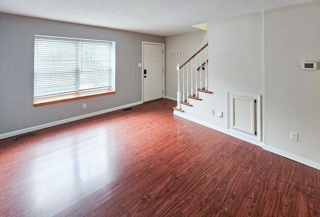 Building Photo - West Knoxville 37923 - 2 bedroom, 1.5 bath condo with hardwood floors - Contact Ryan Fogarty (865...
