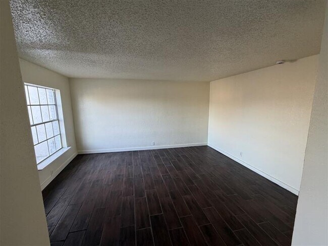 Building Photo - SPACIOUS 3/2.5 TOWN HOME