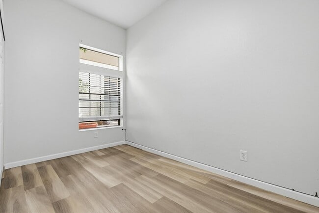 Building Photo - 270 Dahlia Ave