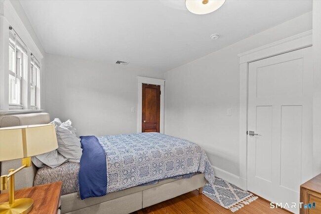 Building Photo - 653 Forest Rd