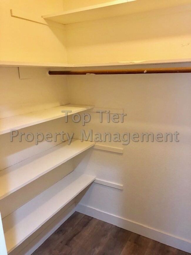 Building Photo - Meticulously renovated 2 Bd/1 Ba, 889 sf, ...