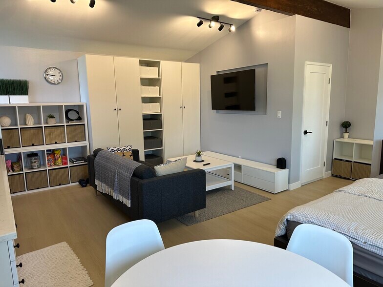 Building Photo - 1360 Dell Dr