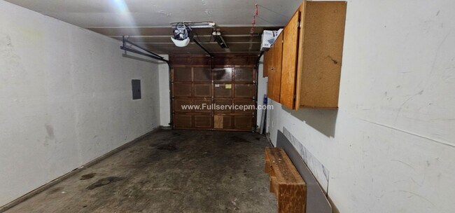 Building Photo - Beautiful duplex apt. on Quiet culdesac