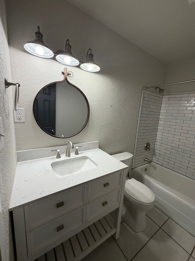 Building Photo - 3 Bed 1 Bath Home