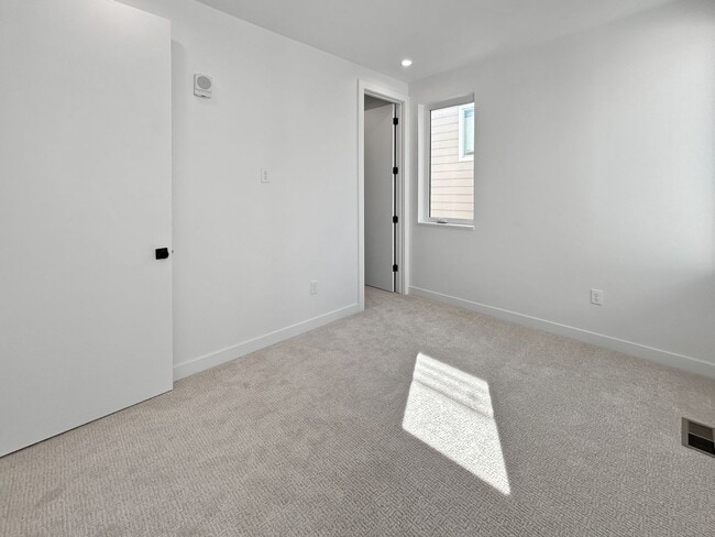 Building Photo - $0 DEPOSIT OPTION. BRAND NEW 4 BED 3 BATH HOME WITH ROOFTOP DECK IN BERKELEY