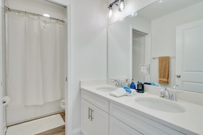 Building Photo - 5631 Fletcher Oaks Dr