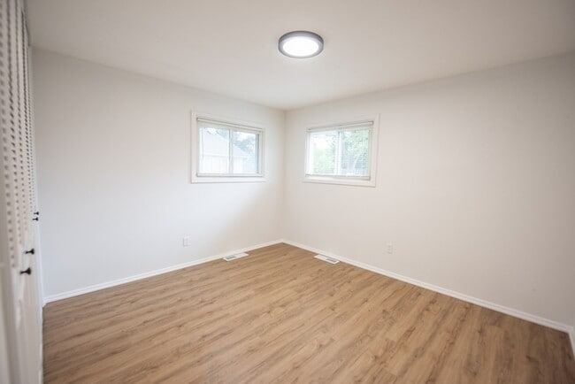 Building Photo - 512 Sprague Rd