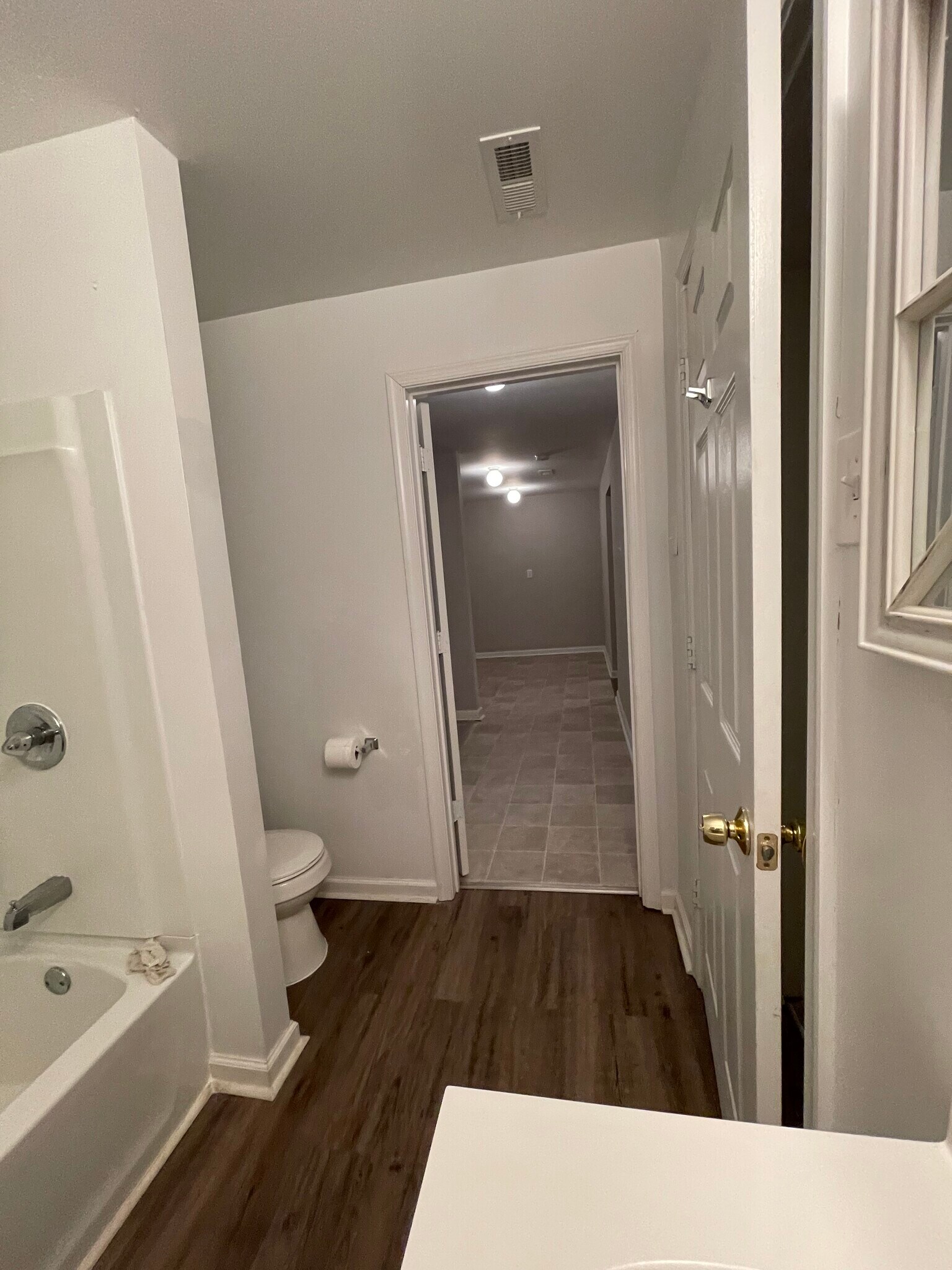 Main bathroom (main floor) - 9224 Robin Rd