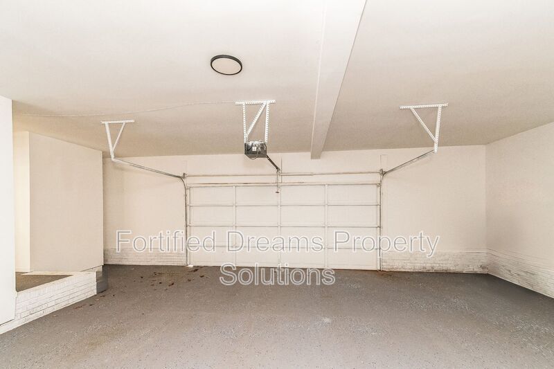 Building Photo - 814 N Greenbriar St