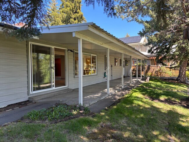Building Photo - Riverfront home!!!! 3 Bedroom near downtow...