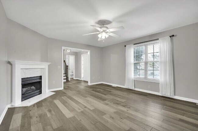 Building Photo - Charming 3BR/3BA Home with Lawn Care Included - Prime Simpsonville Location!