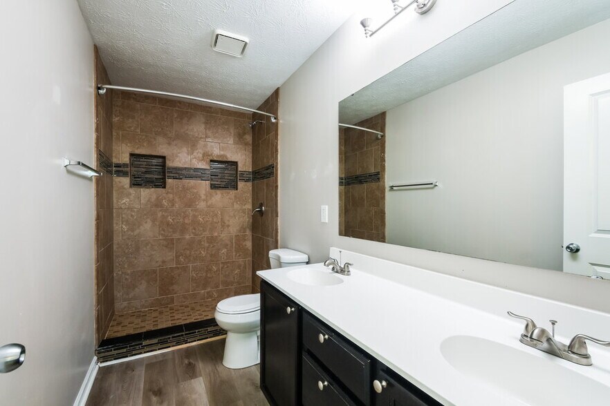Building Photo - 15298 Royal Grove Dr