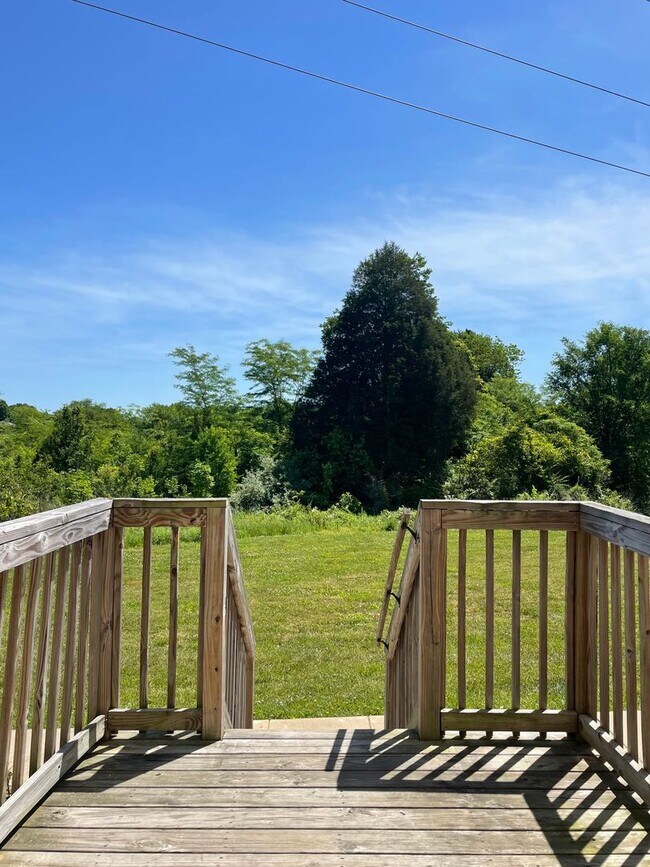 Building Photo - HALF OFF ONE MONTH AT UPPER STONE!