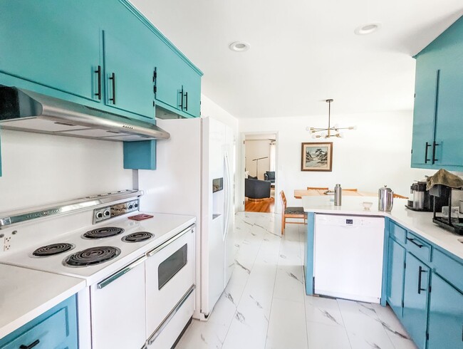 Building Photo - Modern Updates with a Fun, Retro Vibe!