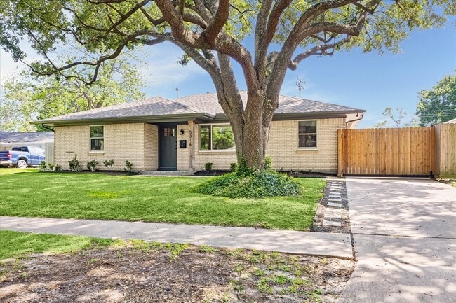 Building Photo - 5311 Hialeah Dr