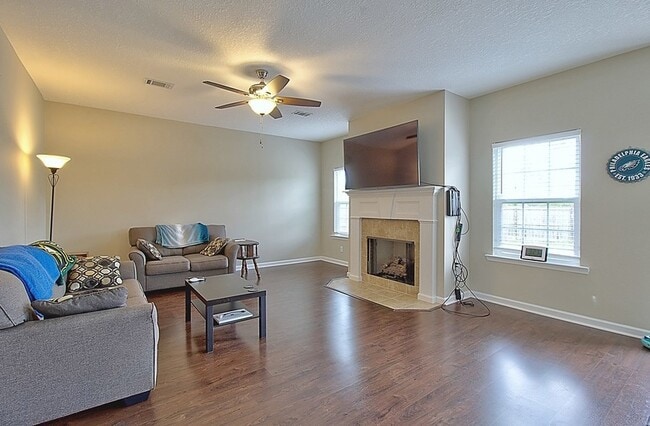Building Photo - 1303 Windrow Dr