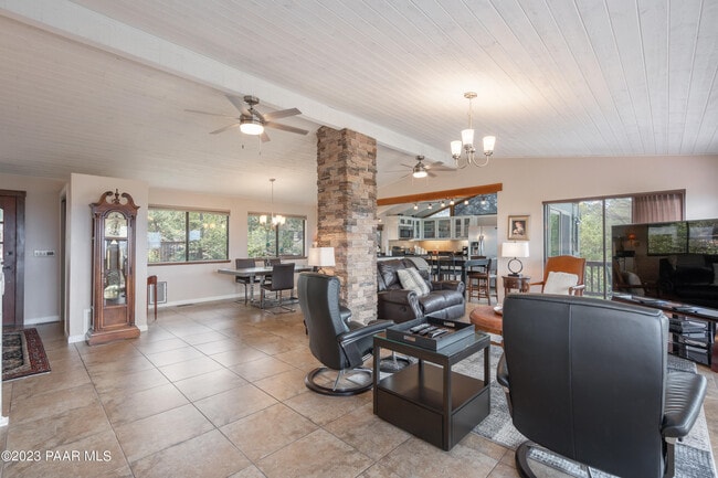 Building Photo - 647 Fiesta Ln