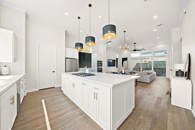 Building Photo - 907 W 16th St