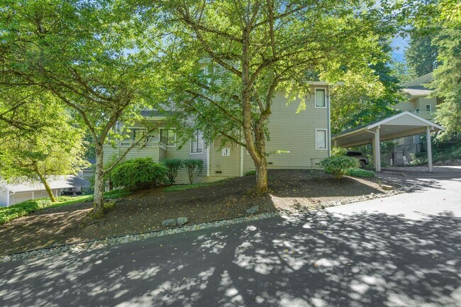 Building Photo - Your Sun-Drenched Redmond Retreat Awaits!
