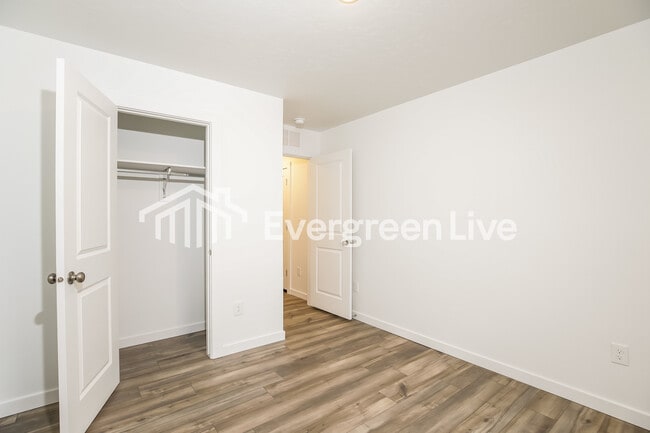 Building Photo - 324 Lightning Ave