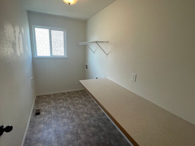 Building Photo - Beautiful 4 Bed, 3 Bath House in Maple Hill!