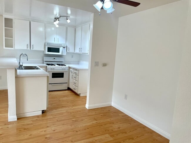 Building Photo - Beautiful 1 Bed/1 Bath Condo Apartment with Private Patio, Hardwood Flooring, Pool, and AC
