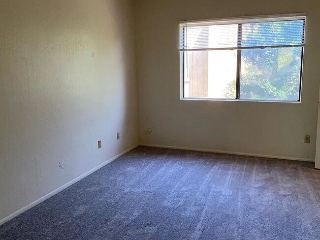 Building Photo - 2 Bed / 1.5 Bath Townhome | Fireplace | Private Yard | Walk-In Closets
