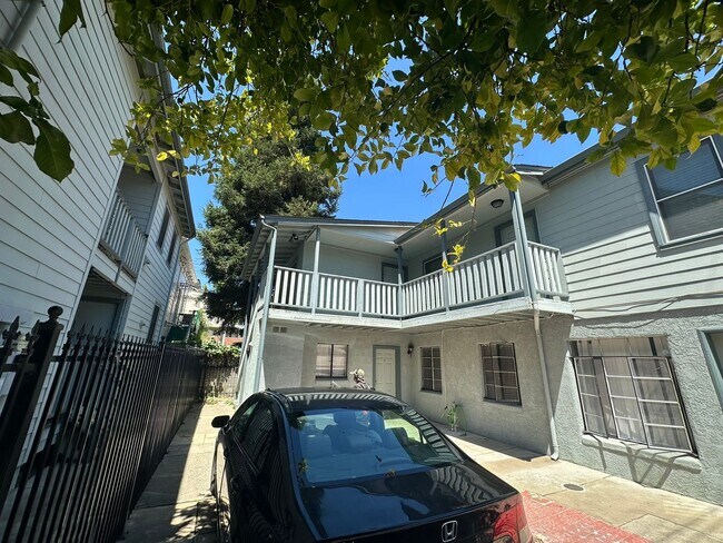 Building Photo - Come View This Perfect 2 Bedroom 1 Bath Located In the Heart of Downtown!!