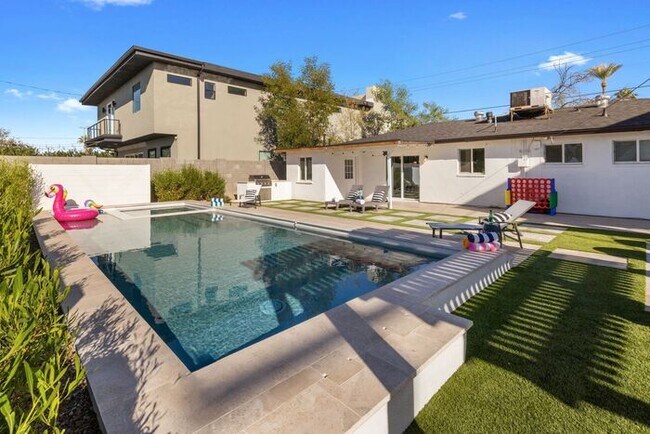 Building Photo - COMING SOON! Fully Furnished 3 Bedroom 3 Bathroom Home in Old Town Scottsdale