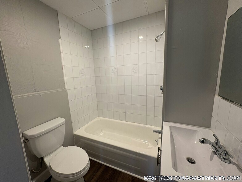 Building Photo - 273 Maverick St